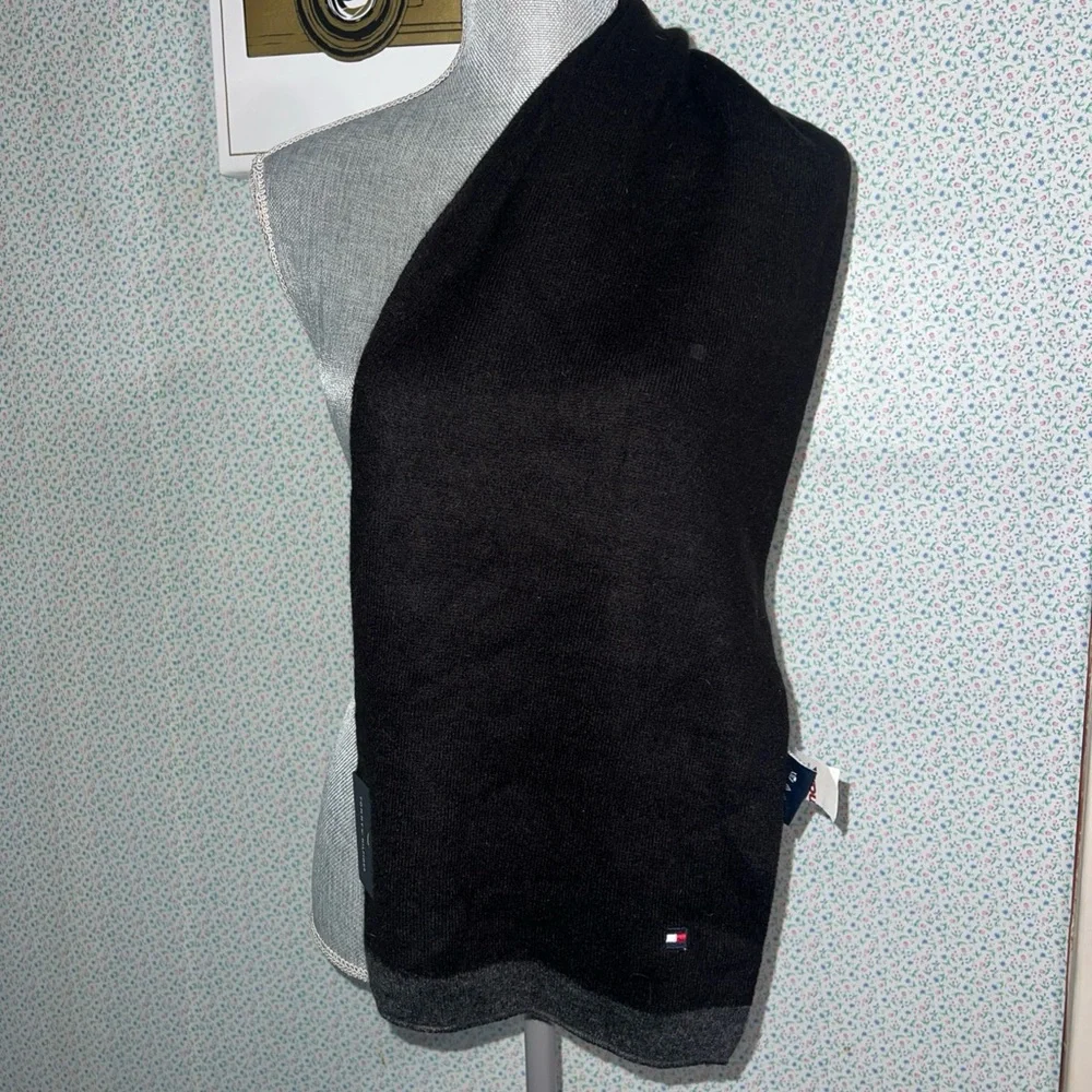 Tommy Hilfiger Unisex Black & Grey Reversible Scarf – Premium Knit Fabric NWT